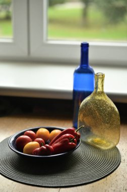 Masanın üzerinde bir bardak zeytinyağı.