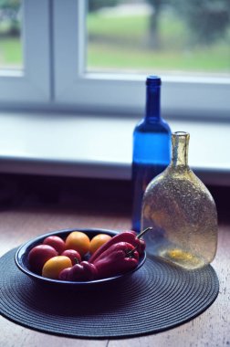 kırmızı biber, soğan, biber, ahşap bir masada cam bir tabakta.