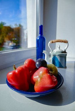 Mutfak masasında taze sebzeler.