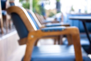 Kafenin arka planı bulanık. Üçüncü nesil kahve evi konsepti. Boş zaman aktivitesi, dışarıda zaman geçirmek.