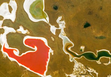 Renkli tuz göllerinin havadan görünüşü. Batı Kazakistan 'daki ağaçsız otlaklarda ya da bozkırlarda küçük göller zinciri. Bu görüntünün elementleri NASA tarafından döşenmiştir. Gürültü dahil