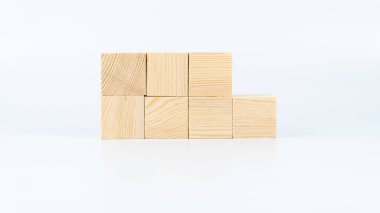 Beyaz arkaplanda izole edilmiş metinler için kopya alanı için tahta küpler. Konsept çeşitleri için tahta kutuların üzerindeki boş alan. Kutu konsepti üzerine yazmak. Yedi blok.