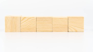 Beyaz arkaplanda izole edilmiş metinler için kopya alanı için tahta küpler. Konsept çeşitleri için tahta kutuların üzerindeki boş alan. Kutu konsepti üzerine yazmak. Beş blok.