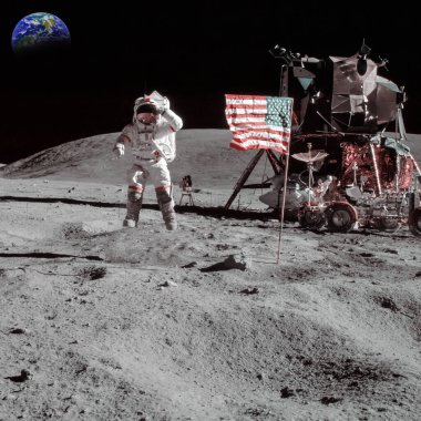 Astronot Ay 'da, arka planda Amerikan bayrağı ve Dünya ile. Bu görüntünün elementleri NASA tarafından döşenmiştir. Gürültü dahil.