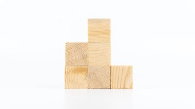 Beyaz arkaplanda izole edilmiş metinler için kopya alanı için tahta küpler. Konsept çeşitleri için tahta kutuların üzerindeki boş alan. Kutu konsepti üzerine yazmak