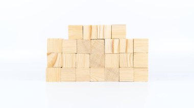 Beyaz arkaplanda izole edilmiş metinler için kopya alanı için tahta küpler. Konsept çeşitleri için tahta kutuların üzerindeki boş alan. Kutu konsepti üzerine yazmak