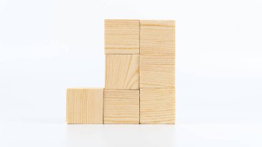 Beyaz arkaplanda izole edilmiş metinler için kopya alanı için tahta küpler. Konsept çeşitleri için tahta kutuların üzerindeki boş alan. Kutu konsepti üzerine yazmak