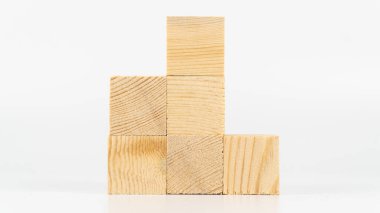 Beyaz arkaplanda izole edilmiş metinler için kopya alanı için tahta küpler. Konsept çeşitleri için tahta kutuların üzerindeki boş alan. Kutu konsepti üzerine yazmak