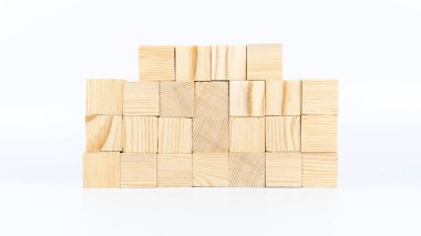 Beyaz arkaplanda izole edilmiş metinler için kopya alanı için tahta küpler. Konsept çeşitleri için tahta kutuların üzerindeki boş alan. Kutu konsepti üzerine yazmak