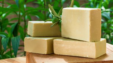 Spa ve vücut bakımı için doğal sabun barları. organik doğal spa ve cilt bakım ürünleri. Doğada el yapımı zeytinyağı sabunu kavramı. Ev yapımı güzellik ürünleri.