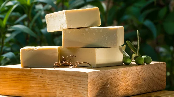 天然肥皂条的温泉和身体护理的概念 有机天然矿泉和护肤产品 手工制作的橄榄油肥皂在自然界中的概念 自制的美容产品 — 图库照片