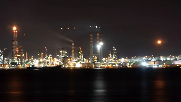 Olieraffinaderij Nachts Lange Blootstelling Van Fabrieksverlichting Reflectie Zee Geluid Graan — Stockfoto