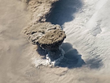 Volkanik patlama. Kuril Adası 'ndaki Raikoke Volkanı. Volkanik patlamanın havadan görünüşü. Doğal afet konsepti. Gürültü ve tahıl dahil. Bu görüntünün elementleri NASA tarafından desteklenmektedir.