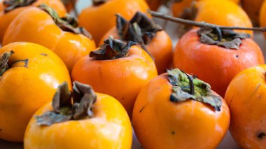 Hurma meyvesi. Bir grup taze organik olgun hurma, yüksek açılı meyve manzaralı. Cennet hurmasi ya da Türkçe trabzon hurmasi. Seçici odak dahil