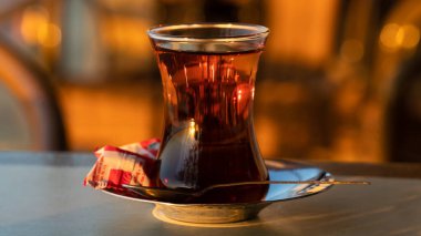Bir bardak çay. Geleneksel Türk çay bardağında Türk çayı.