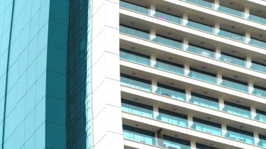 Yüksek binaların detayları. Evin dış cephesi. Düşük açı. Seçici odaklanma dahil. Gürültü ve tahıl dahil