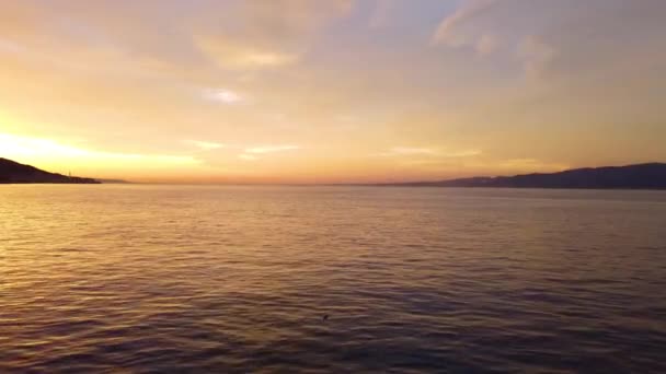 Flygbilder Från Solnedgången Över Havet Drönarflygning Låg Höjd Lugnt Hav — Stockvideo