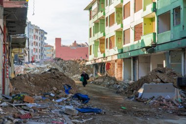 Kentsel dönüşüm, kentsel alanların yeniden yapılanma ve canlandırma süreci. Golcuk Kocaeli 'deki eski binaları yıkan inşaat sahası kazıcıları. Seçici odak dahil.
