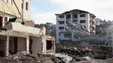 Türkiye 'de deprem. Türkiye 'de büyük bir deprem sonrasında yıkılmış evler. Seçici odak dahil