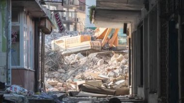 Türkiye 'de deprem. Türkiye 'de büyük bir deprem sonrasında yıkılmış evler. 7,8 şiddetindeki deprem 10 şehir ve milyonlarca insanı etkiledi..