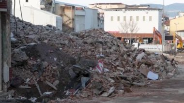 Türkiye 'de deprem. Türkiye 'de büyük bir deprem sonrasında yıkılmış evler. 7,8 şiddetindeki deprem 10 şehir ve milyonlarca insanı etkiledi..