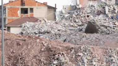 Türkiye 'de deprem. Türkiye 'de büyük bir deprem sonrasında yıkılmış evler. 7,8 şiddetindeki deprem 10 şehir ve milyonlarca insanı etkiledi..
