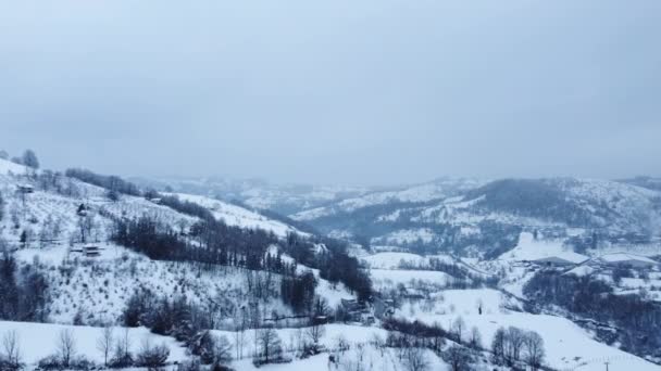 Letecký Pohled Zasněženou Horu Zimním Období Zasněžené Údolí Mrzutého Počasí — Stock video