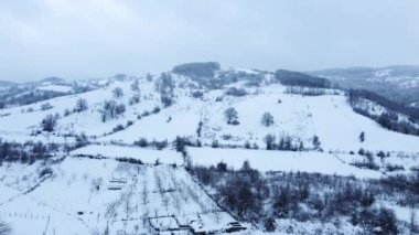 Kış mevsiminde karlı dağların havadan görünüşü. Karlı vadi, kasvetli havada. Kar Türkiye 'de dağları kapladı. Drone kış ormanı manzaralı