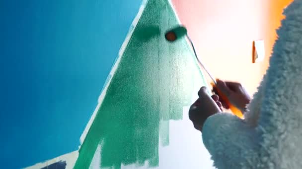 Casa Pintura Mulher Meia Idade Pintura Casa Com Pincel — Vídeo de Stock