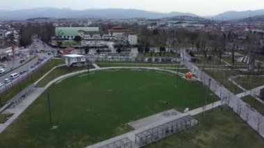 Sakarya Millet Bahcesi. Şehir merkezinde halka açık bir park. Sakarya Ulusal Bahçesi 'nin havadan görünüşü. Şehirdeki yeşil eğlence alanları. Drone görünümü.