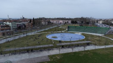 Adapazari Türkiye 'de Sakarya Millet Bahcesi. Sakarya 'daki kamu parkının insansız hava aracı görüntüsü. Eğlence parkı hava görüntüsü