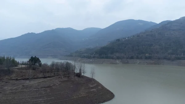 トルコで干ばつになった トルコでの干ばつの危機 水位が低いダムの空中ビュー コカセリ トルコのユヴァチク ダムまたはキラズデレ ドローン ビュー 選択的フォーカスが含まれます 騒々しい写真 — ストック写真