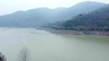 Türkiye 'de kuraklık. Türkiye 'de kuraklık krizi. Düşük su seviyeli barajın havadan görünüşü. Kocaeli 'deki Yuvacik barajı veya Kirazdere barajı. Drone görünümü.