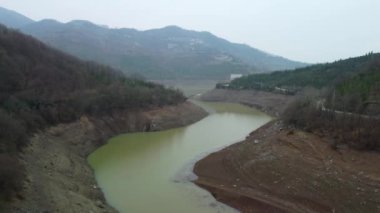 Türkiye 'de kuraklık. Türkiye 'de kuraklık krizi. Düşük su seviyeli barajın havadan görünüşü. Kocaeli 'deki Yuvacik barajı veya Kirazdere barajı. Drone görünümü.