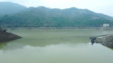 Türkiye 'de kuraklık. Türkiye 'de kuraklık krizi. Düşük su seviyeli barajın havadan görünüşü. Kocaeli 'deki Yuvacik barajı veya Kirazdere barajı. Drone görünümü.