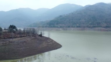 Türkiye 'de kuraklık. Türkiye 'de kuraklık krizi. Düşük su seviyeli barajın havadan görünüşü. Kocaeli 'deki Yuvacik barajı veya Kirazdere barajı. Drone görünümü.