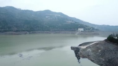 Türkiye 'de kuraklık. Türkiye 'de kuraklık krizi. Düşük su seviyeli barajın havadan görünüşü. Kocaeli 'deki Yuvacik barajı veya Kirazdere barajı. Drone görünümü.