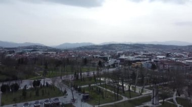 Sakarya 'nın havadan görünüşü, Adapazari. Türkiye 'nin Sakarya şehrinin insansız hava aracı görüntüsü. Adapazari Şehir Merkezi.