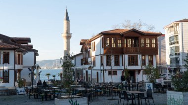 Geleneksel Türk Evi. Geleneksel Osmanlı evi ve camisi. Yali evleri, Degirmendere, Türkiye. 03.10.2023.