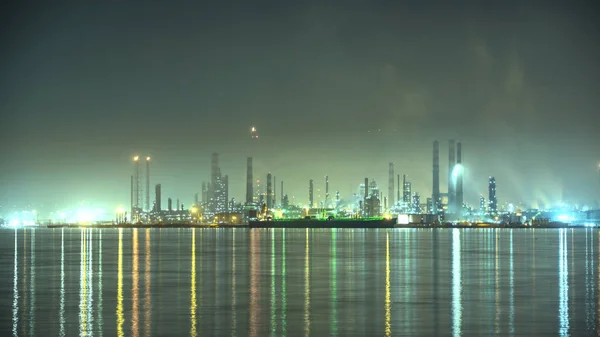 Olieraffinaderij Nachts Olieraffinaderijen Reflecteren Zee Nachtelijk Stadsbeeld Lange Belichtingsfotografie Selectieve — Stockfoto