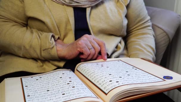 Mujer Musulmana Leyendo Sagrado Corán Durante Mes Ramadán Casa — Vídeo de stock