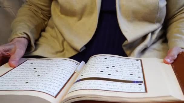 Mulher Muçulmana Lendo Alcorão Sagrado Durante Mês Ramadã Casa — Vídeo de Stock