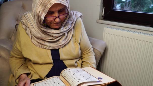 Moslimvrouw Die Heilige Koran Leest Tijdens Ramadan Maand Thuis — Stockvideo