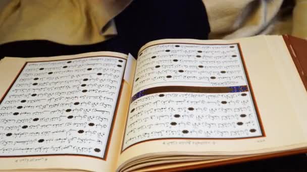 Mujer Musulmana Leyendo Sagrado Corán Durante Mes Ramadán Casa — Vídeos de Stock