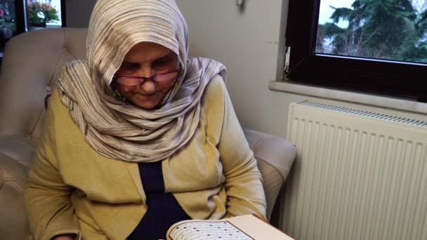 Muselman Kvinna Läsa Helig Quran Ramadan Månad Hemma — Stockvideo