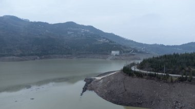 Türkiye 'de kuraklık. Türkiye 'de kuraklık krizi. Düşük su seviyeli barajın havadan görünüşü. Kocaeli 'deki Yuvacik barajı veya Kirazdere barajı. İHA görüntüsü. Seçici odaklanma dahil. Gürültülü fotoğraf.