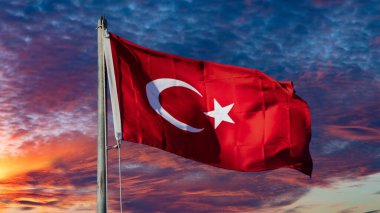 Türk bayrağı. Türk bayrağı ve dramatik günbatımı gökyüzü. Türkiye Ulusal Bayram Konsepti. 23 Nisan, 19 Mayıs, 15 Temmuz, 30 Agustos, 29 Ekim konsepti. Seçici odaklanma. Rüzgâr nedeniyle hareket bulanıklığı