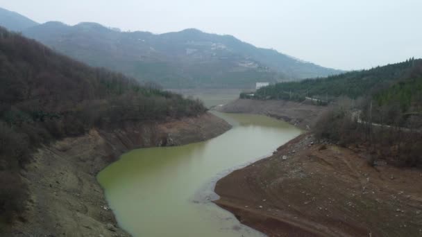 トルコで干ばつになった トルコでの干ばつの危機 水位が低いダムの空中ビュー コカセリ トルコのユヴァチク ダムまたはキラズデレ ドローン ビュー 選択的フォーカスが含まれます 騒々しい写真 — ストック動画