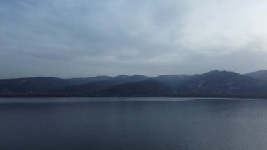 Göl ve dağ manzarası. Sakarya 'daki Sapanca Gölü. İHA görüntüsü. Göllerde su seviyesi. Kuraklık kavramı.