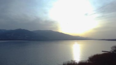 Göl ve dağ manzarası. Sakarya 'daki Sapanca Gölü. İHA görüntüsü. Göllerde su seviyesi. Kuraklık kavramı.